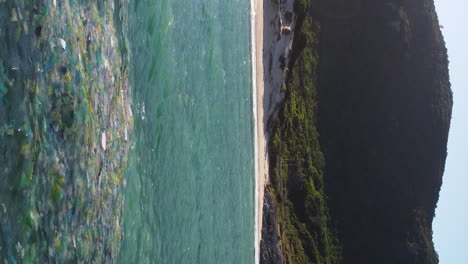 Schwimmende-Tonnen-Von-Plastikmüll-In-Der-Nähe-Der-Küste-Vietnams,-Vertikale-Luftansicht