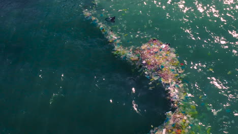 Residuos-Plásticos-Flotando-En-El-Mar-Azul-En-Verano