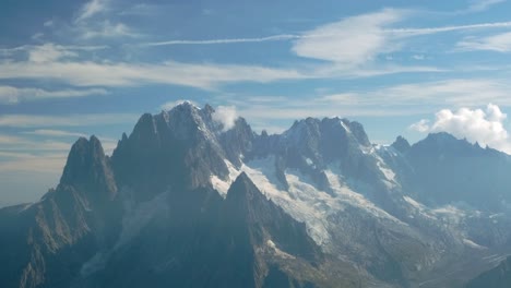 Schneebedeckte-Felsige-Berge-Mit-Blauem-Himmel-Und-Wolken-Mit-Natürlichem-Licht-In-Den-Alpen
