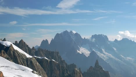 Vista-Panorámica-De-Las-Montañas-Nevadas-De-Los-Alpes-Franceses,-En-El-Valle-De-Chamonix,-En-Un-Día-Soleado-Con-Cielo-Azul