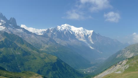 Vista-Panorámica-Del-Valle-De-Chamonix,-Y-Detrás-Del-Mont-Blanc,-En-Un-Día-Soleado-Con-Cielo-Azul