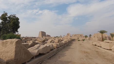 Blick-über-Reihen-Von-Sandsteinstücken,-Die-Auf-Dem-Boden-Des-Karnak-tempels-Liegen