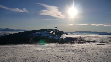 Person,-Die-An-Einem-Klaren-Tag-Auf-Einer-Schneebedeckten-Ebene-In-Den-Französischen-Alpen-Kiteski-Fährt