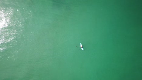Tiro-Superior-De-Drones-Sobre-El-Kayak