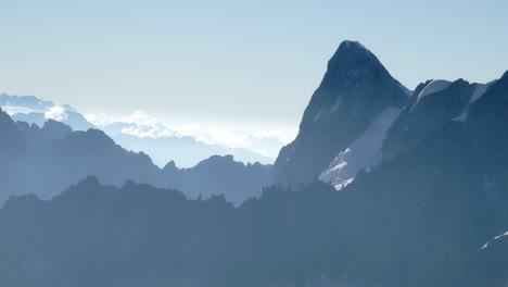 Ein-Blick-Auf-Die-Berge-Der-Alpen,-In-Chamonix,-Während-Eines-Sonnenaufgangs-Mit-Wolken