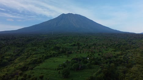 Monte-Agung-Vulcano-Con-Naturaleza-Verde,-Impulso-Aéreo-Hacia-Adelante-Inclinado-Hacia-Arriba