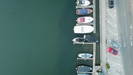 Vogelperspektive-Von-Booten,-Die-Am-Hafen-Von-Henley-Geparkt-Sind
