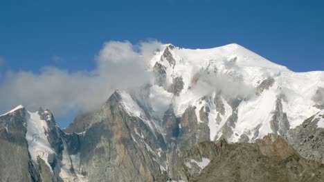Vista-Del-Mont-Blanc,-En-Los-Alpes,-En-Chamonix,-Con-Luz-Natural-En-El-Día-Con-Nubes