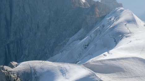Blick-Auf-Zwei-Personen,-Die-In-Den-Alpen-In-Chamonix-Im-Eis-Bergsteigen