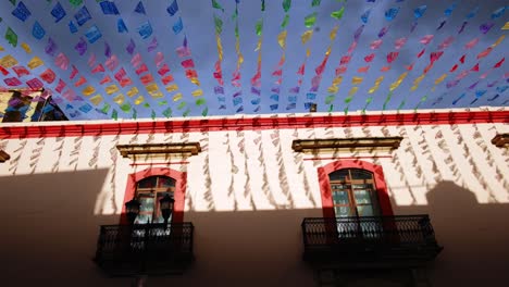 Banderines-Coloridos-En-Los-Techos-Festival-Indígena-Tradicional-Casas-Y-Balcones-Tradicionales