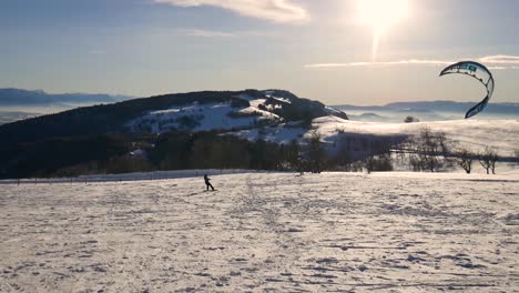 Person-Beim-Kiteskifahren-Auf-Einer-Schneebedeckten-Ebene-In-Den-Französischen-Alpen-An-Einem-Klaren-Tag-2