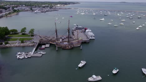 Aerial-view-towards-the-Mayflower-II-ship-in-Plymouth,-USA---approaching,-drone-shot