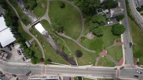 Luftaufnahme-über-Die-Brewster-Gardens-Im-Sonnigen-Plymouth,-USA---Von-Oben-Nach-Unten,-Drohnenaufnahme