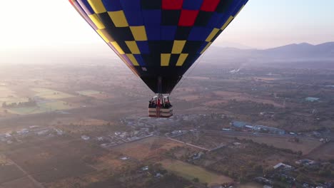 Bahnaufnahme-Eines-Heißluftballons-In-Einem-Sonnenaufgang-In-Teotihuacan,-Mexiko
