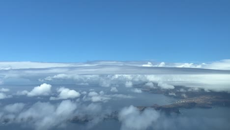 Vista-Aérea-Desde-Una-Cabina-De-Jet-De-La-Isla-De-Madeira-Durante-El-Acercamiento-A-1000m-De-Altura-Al-Aeropuerto-De-Funchal-En-Un-Día-Nublado-De-Verano