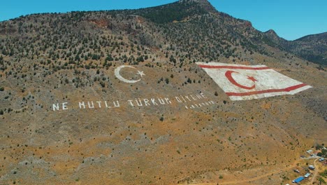 Toma-Aérea-De-Una-Enorme-Bandera-Turca-Pintada-En-La-Montaña-En-Chipre