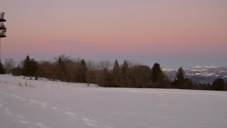 Langsamer-Schwenk-Auf-Einem-Schneebedeckten-Berg-Im-Abendlicht-Mit-Einer-Antenne-Und-Einem-Schönen-Blick-Auf-Die-Französischen-Alpen-Im-Hintergrund
