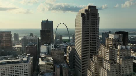 Aerial-view-of-the-Arch-near-downtown-St-Louis,-Missouri