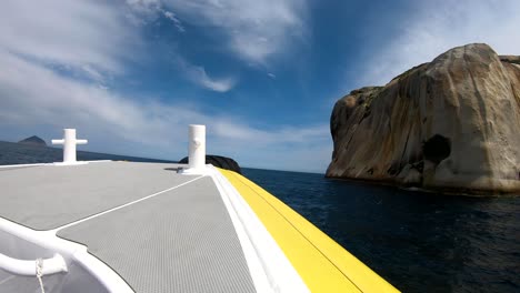 Boot-Segelt-Entlang-Der-Küste-In-Australien