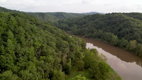 Die-Neue-Flussantenne-Nach-Heftigen-Regen-In-Der-Nähe-Der-Mündung-Von-Wilson-Nc-In-Der-Nähe-Von-Galax-Virginia