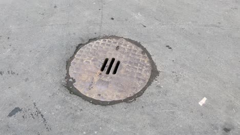 Old-man-hole-sewage-drain-in-the-street-of-Kolkata