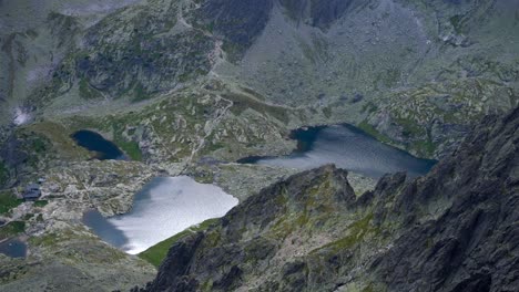 El-Sol-De-Verano-Se-Refleja-En-Los-Estanques-Barridos-Por-El-Viento-Enclavados-En-Lo-Profundo-De-Los-Valles-De-Las-Altas-Montañas-Tatra