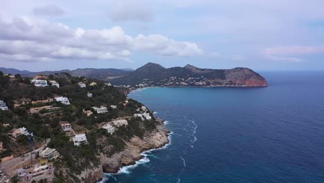 Drohnenflug-Entlang-Der-Küste-Von-Mallorca-In-Der-Nähe-Von-Cala-Torta-Mit-Blick-Auf-Die-Küste-Und-Die-Häuser