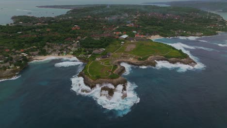 Costa-De-La-Isla-De-Nusa-Lembongan-Con-Atracción-Turística-Lágrimas-Del-Diablo,-Antena