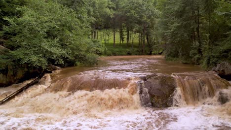 Agua-De-Tormenta-Fangosa-A-Lo-Largo-Del-Río-En-Condiciones-De-Inundación-Cerca-De-Galax-Virginia
