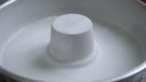 Leere-Kuchenform-Mit-Butter-Und-Mehl-Bestrichen