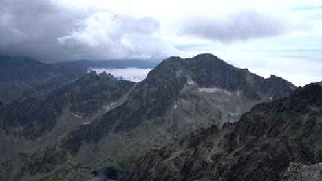 Nubes-De-Tormenta-Ominosas-Oscuras-Sobre-Picos-Hermosos-Y-Dentados-De-La-Montaña-Tatra
