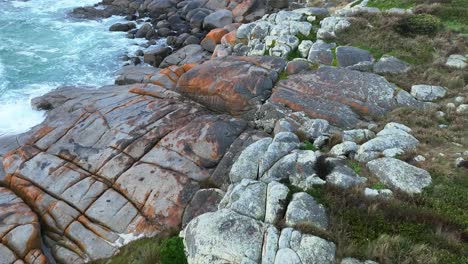 Fliegen-Sie-über-Die-Farbenfrohen-Felsen,-Die-Einen-Teil-Der-Bay-Of-Fires-Im-Nordosten-Von-Tasmanien-Bilden