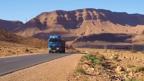 Camión-Semirremolque-Azul-Man-Se-En-Una-Carretera-Interurbana-En-Atlas-En-Marruecos