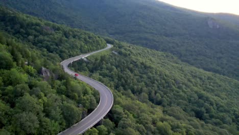 Blue-Ridge-Parkway-Car-passes-over-the-Viaduct