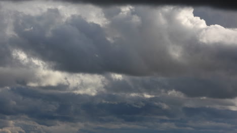 Intensas-Nubes-De-Tormenta-Rodando-En-La-Nube-De-Lapso-De-Tiempo