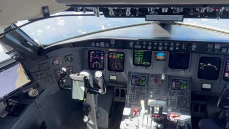 Blick-Auf-Ein-Jet-Cockpit-Während-Der-Kreuzfahrt-In-12000-Metern-Höhe