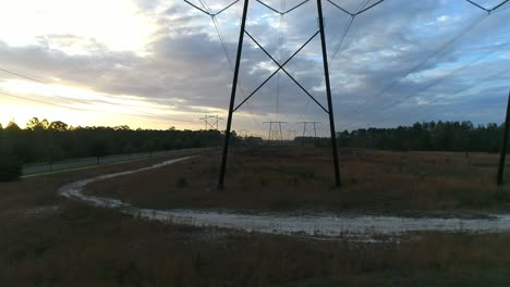 Volando-A-Través-De-Líneas-Eléctricas-De-Alto-Voltaje-En-Las-Zonas-Rurales-De-Florida