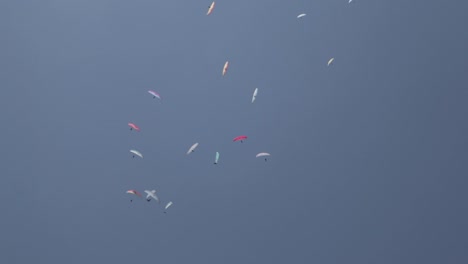 Paragliders-skydiving-in-a-paragliding-competition