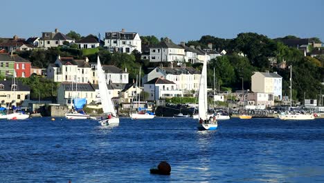 Zwei-Segelboote-Konkurrieren-An-Einem-Sommertag-Zwischen-Devon-Und-Cornwall-Entlang-Des-Flusses-Tamar