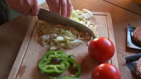 Kochen-Sie-Das-Schneiden-Und-Schneiden-Von-Grünem-Salatgemüse-In-4k-Zeitlupe