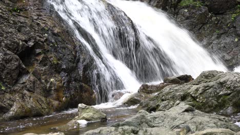 Der-Malerische-Wasserfall,-Der-Mit-Vielen-Steinen-Um-Die-Ewigkeit-Fließt