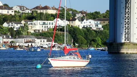 Ein-Rot-weißes-Segelboot,-Das-Auf-Dem-Fluss-Tamar-In-Der-Nähe-Von-Saltash,-Cornwall,-Verankert-Ist