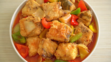 Fish-stew-with-tomato-and-pepper-on-plate