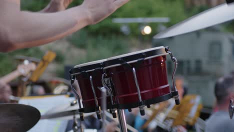 Schlagzeuger-Spielt-Mit-Den-Händen-Auf-Zwei-Trommeln
