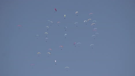 Viele-Gleitschirmflieger-Fliegen-Zusammen-Bei-Einem-Gleitschirmwettbewerb.-Fallschirmspringen