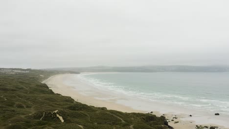 Sandstrand-Von-Godrevy-Mit-Felsigen-Abschnitten-Entlang-Der-Küste-Von-Godrevy-In-Cornwall,-Vereinigtes-Königreich