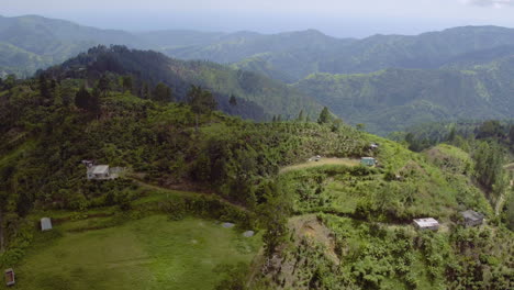 Luftbild-Der-Blue-Mountains-In-Jamaika-Mit-Aufsteigender-Abfahrt-Und-Sichtbarmachung-Der-Bergketten