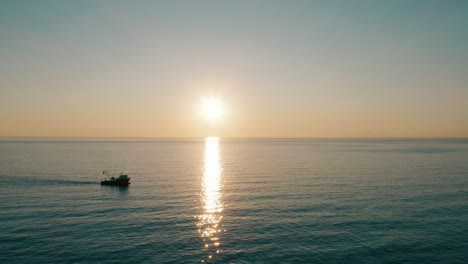 Industrielles-Fischerboot,-Das-Während-Des-Sonnenuntergangs-Im-Ruhigen-Ozean-Navigiert