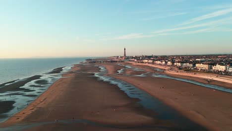 Un-Dron-Vuela-Hacia-La-Torre-De-Blackpool-Desde-La-Playa-De-La-Costa-Sur