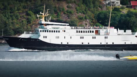Un-Ferry-De-Pasajeros-Que-Cruza-Lysefjord